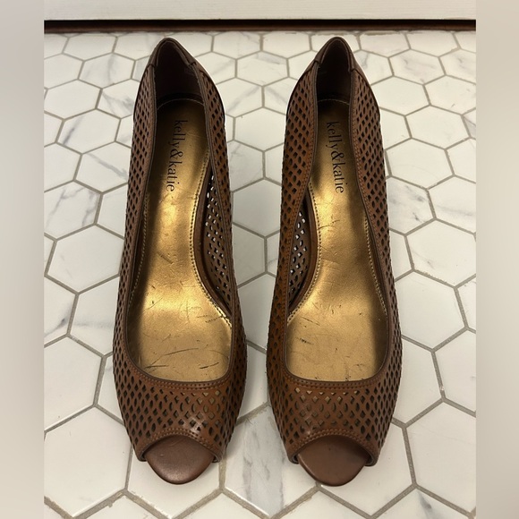 Kelly & Katie Brown Peep-Toe Pumps with Cut Out Designs, Sz 7 - Picture 5 of 6